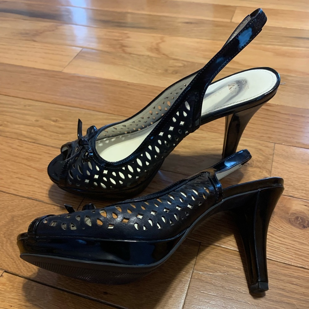 Anne Klein. Size 8 sling in great condition. 2” heel